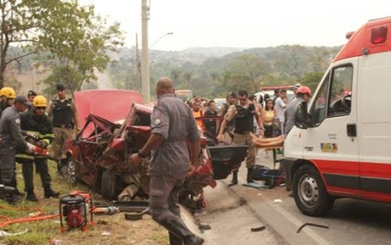 Os carros ficaram destruÃ­dos