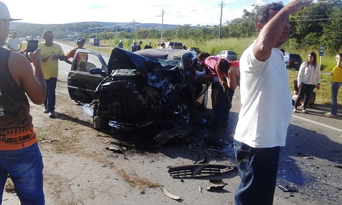 Carro frente totalmente destruÃ­da