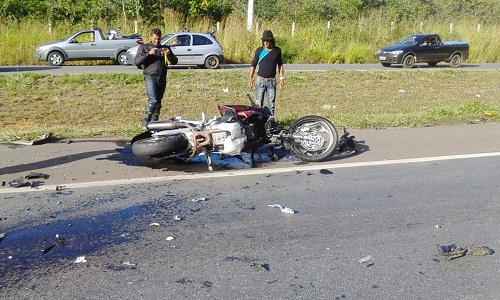 A moto colidiu violentamente